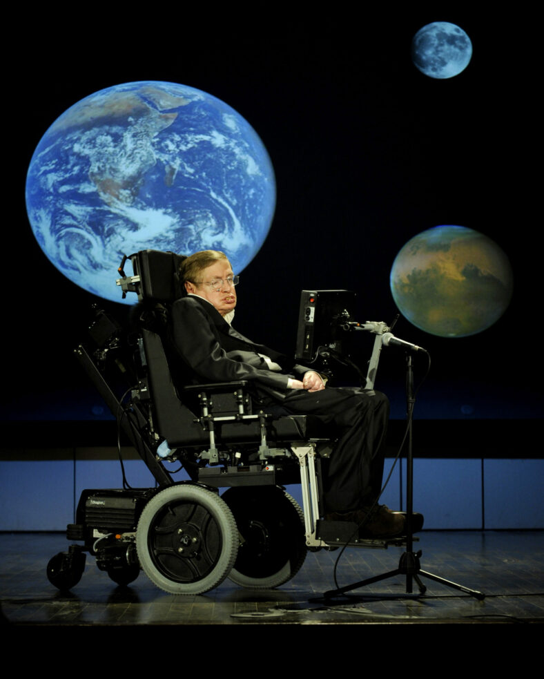 Dr. Stephen Hawking, Mathematikprofessor an der Universität Cambridge, hält am Montag, den 21. April 2008, im Morton Auditorium der George Washington University in Washington einen Vortrag mit dem Titel "Warum wir ins All fliegen sollten" im Rahmen einer Vortragsreihe zu Ehren des 50-jährigen Bestehens der NASA.