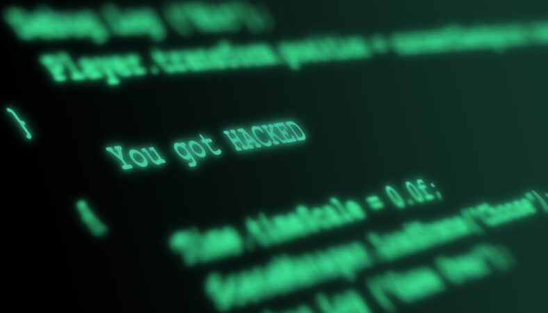 Foto: Ein verschwommenes Bild eines Computerbildschirms mit den Worten "You got hacked".