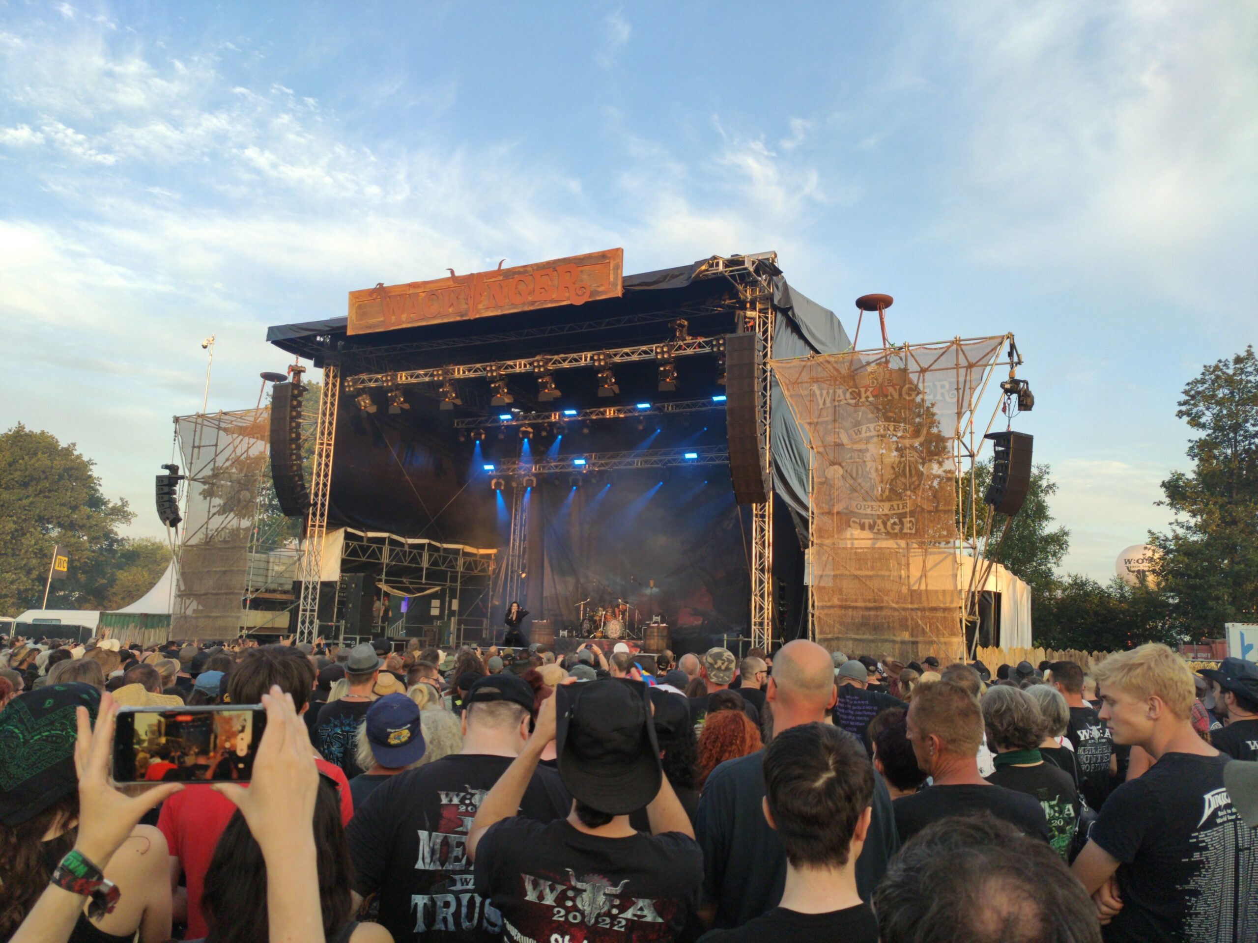 Bild: Vor der Bühne vor der 'Wackinger' Stage, beim Konzert der 'Visions of Atlantis', auf dem Wacken Open Air 2022.