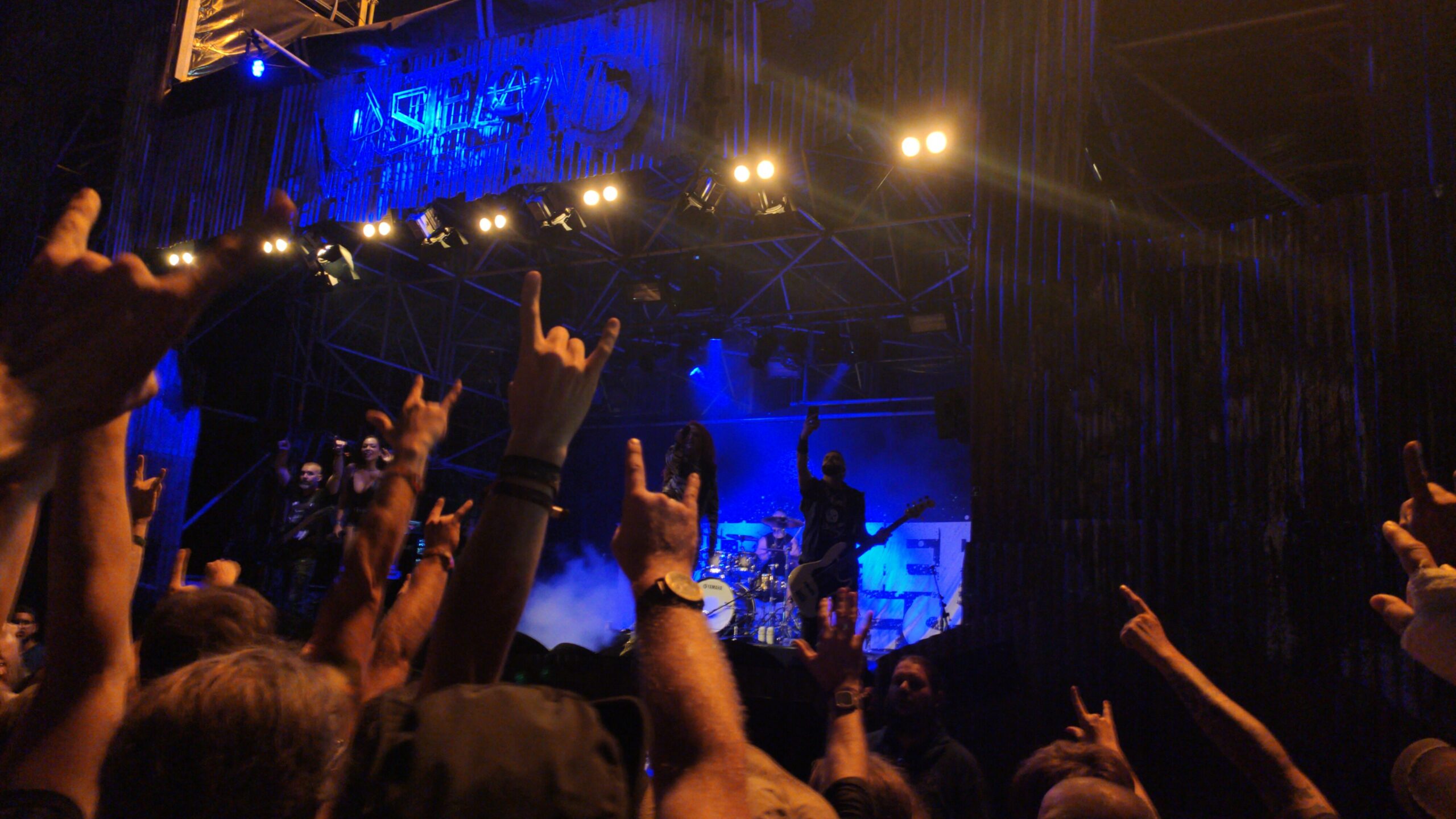 Bild: Vor der Bühne vor der 'Wasteland' Stage, beim Konzert der 'Butcher Babies', auf dem Wacken Open Air 2022.