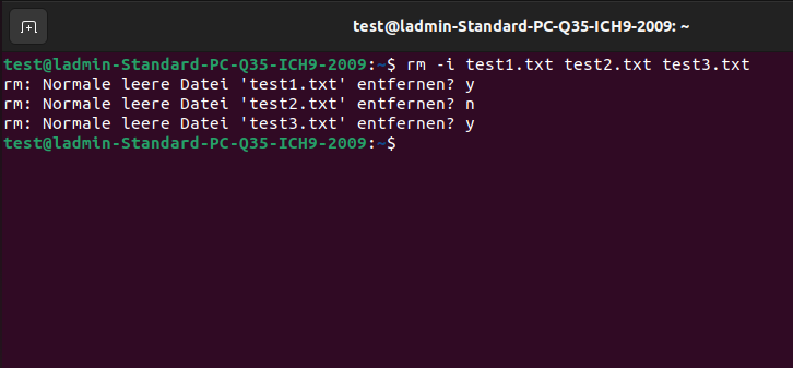 Bildschirmfoto: Ein Screenshot eines Ubuntu Terminals in den standard Farben, auf dem Terminal ist der Befehl »rm -i test1.txt test2.txt test3.txt« ausgeführt worden ist. Dieser Befehl löscht die Dateien test1.txt, test2.txt und test3.txt im aktuellen Verzeichnis, zeigt jedoch eine Bestätigungsmeldung an, bevor jede Datei gelöscht wird. Die Option -i steht für "interactive" und fordert den Benutzer auf, das Löschen jeder Datei zu bestätigen oder abzubrechen.