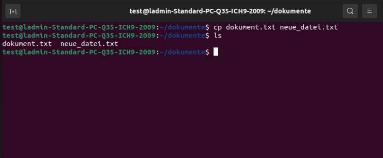 Bildschirmfoto: Ein Screenshot eines Ubuntu Terminals in den standard Farben, auf dem Terminal ist der Befehl »cp dokument.txt neue_datei.txt« ausgeführt worden ist. Dieser Befehl kopiert die Datei dokument.txt in eine neue Datei namens neue_datei.txt.