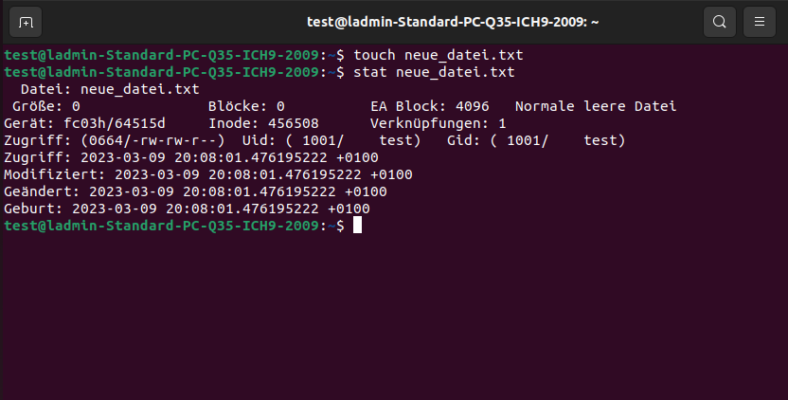 Bildschirmfoto: Ein Screenshot eines Ubuntu Terminals in den standard Farben, auf dem Terminal ist der Befehl »touch neue_datei.txt« ausgeführt worden ist. Dieser Befehl erstellt eine neue Datei mit dem Namen 'neue_datei.txt'. Wenn die Datei bereits vorhanden war, aktualisiert der Befehl lediglich den Änderungs-Zeitstempel (mtime) und die Uhrzeit auf den aktuellen Zeitpunkt. In dem folgenden Beispiel wird eine neue Datei erstellt.