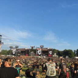 Bild: Eine große Menschenmenge vor den zwei Mainstages "Faster" und "Harder", auf dem Wacken Open Air 2022.