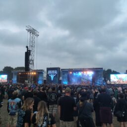 Bild: Eine Menschenmenge, bei bedeckten Himmel, vor den zwei Stages "W.E.T" und "Head Banger", auf dem Wacken Open Air 2022.