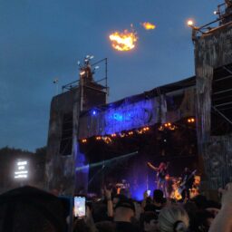 Bild: Vor der Bühne vor der 'Wasteland' Stage, beim Konzert der 'Butcher Babies', auf dem Wacken Open Air 2022.