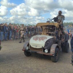 Bild: Eine Gruppe der 'Wasteland Warriors' auf einem Jeep, auf dem Wacken Open Air 2022.