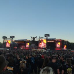 Bild: Eine große Menschenmenge vor den zwei Mainstages "Faster" und "Harder", auf dem Wacken Open Air 2022.