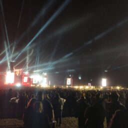 Bild: Eine große Menschenmenge, bei Nacht, vor den zwei Mainstages "Faster" und "Harder", auf dem Wacken Open Air 2022.